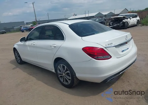 2015 Mercedes-Benz C 300 4Matic/Luxury 4Matic/Sport 4Matic z USA, uszkodzony, nr VIN 55SWF4KB5FU010207